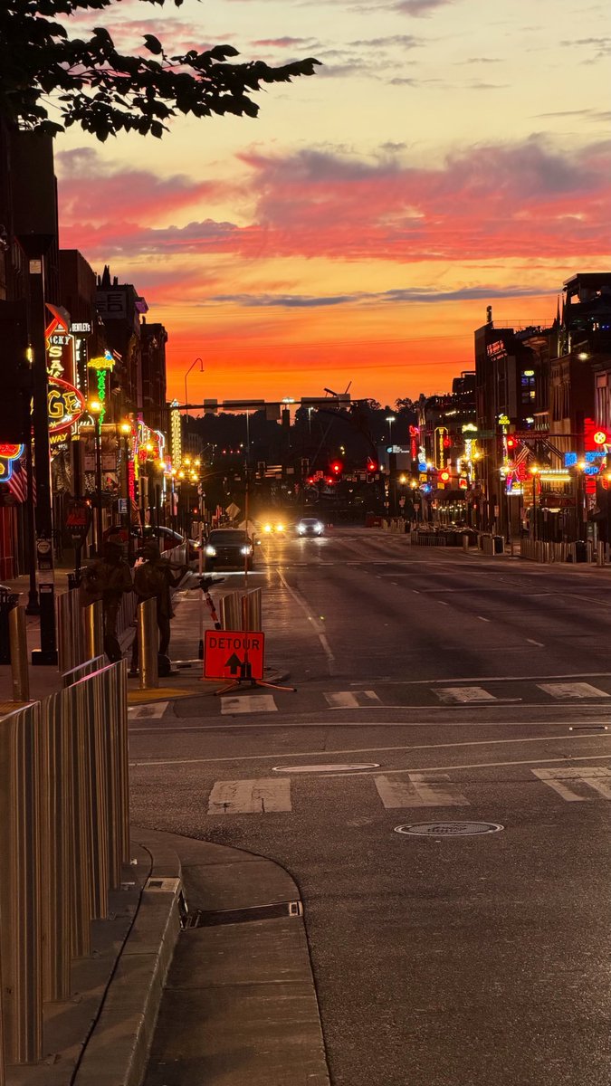 EricPointerTV's tweet photo. Sunrise on Broadway this morning! Happy Sunday! https://t.co/nOwSZJDi9s