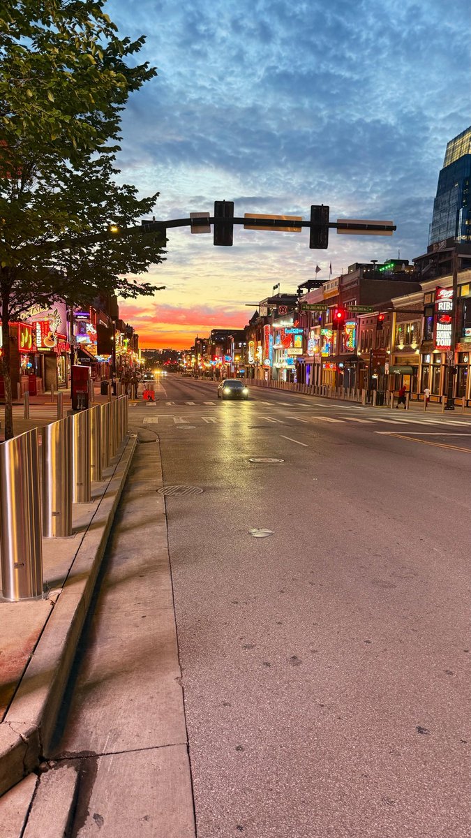 EricPointerTV's tweet photo. Sunrise on Broadway this morning! Happy Sunday! https://t.co/nOwSZJDi9s