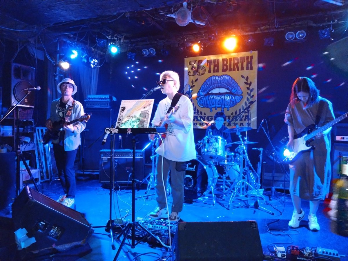 merilinfo's tweet photo. 遅れましたが昨夜三軒茶屋ヘブンスドアでのメリルアナログレコード発売記念ライブにご来場の皆様、対バンの皆様ありがとうございました！
おかげさまでレコードもたくさん旅立ちました！(CDも！)
次回は、6/14(日)荻窪クラブドクターにて40分3マン！ https://t.co/ipqwmPinKw