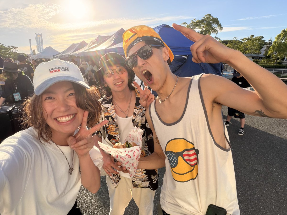 fackyorself's tweet photo. 昨日は久しぶりにライブ後のメンバー全員お写真📸撮っていただけて嬉しかった٩(ˊωˋ*)وﾇﾌﾌ(いつもぶんたさんチキって撮れないw)

shunさんに袖切ってもらうか悩んだけどチキったから
切っていいやつ今度持ってこ。笑🙂‍↕️🙂‍↕️ https://t.co/UzlpakJKNM