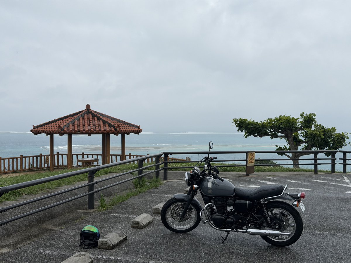 latte_u1002's tweet photo. 10年ぶりの沖縄！
プラザは日曜定休だったので他店で借りて、一走り🏍️
台風やばいので明日はホテルで缶詰確定😭 https://t.co/Gqu3jQ4QgV