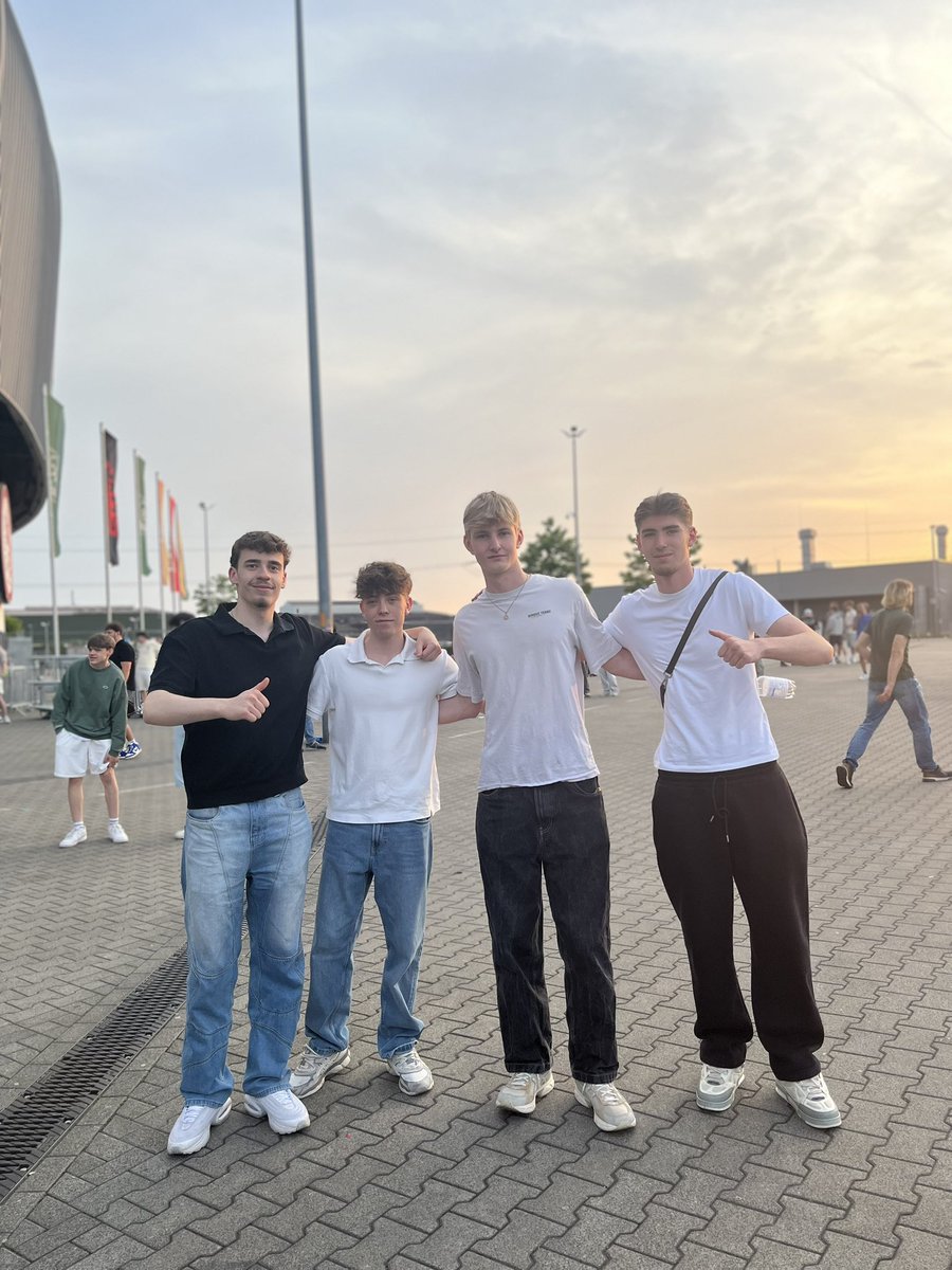 tyroxdrn's tweet photo. Heute Fortnite Final Day!

Wir sind alle wieder da ab 14:30 Uhr!

Live auf Twitch: https://t.co/00ASnrdJRc ab 14 Uhr oder so…! https://t.co/x4Y4ryroYD