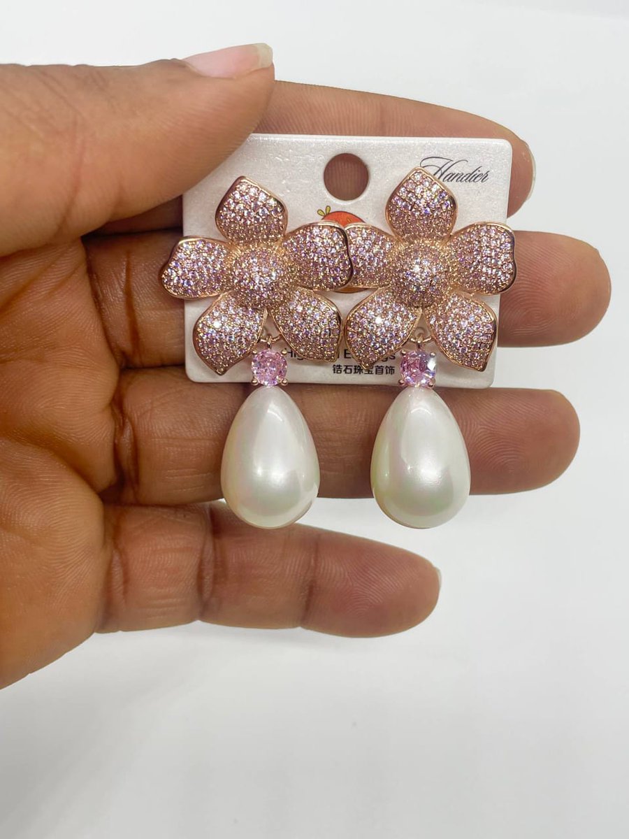 MAQsVintageShop's tweet photo. Luxury Earrings 🪭
Price: 🏷️ N32,000 each
📞 08140362185
📍 Portharcourt
Nationwide Delivery

Please Retweet https://t.co/DyflNeA9i0