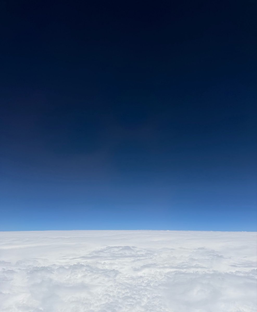 ice_mintbell's tweet photo. 雲の上はいつも青い。

昔から数えきれないほど乗っては空の写真を撮ってきたけど、空の景色は毎回違う。
人生で一番悲しい時も嬉しい時も。人それぞれ。

やだー！エモーい😂 https://t.co/JF4VAqPBoI