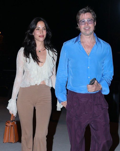 gazetepaparazzi's tweet photo. #BradPitt ve sevgilisi #InesdeRamon, Paris’te Red Hot Chili Peppers konserine katıldıktan sonra görüntülendi. Pitt, renkli stiliyle dikkat çekerken de Ramon, fırfırlı dantel üstüyle bohem bir görünüm sergiledi. 

Fotoğraf: Backgrid USA https://t.co/kKXi18em1c
