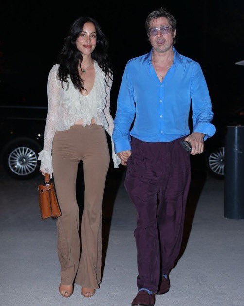 gazetepaparazzi's tweet photo. #BradPitt ve sevgilisi #InesdeRamon, Paris’te Red Hot Chili Peppers konserine katıldıktan sonra görüntülendi. Pitt, renkli stiliyle dikkat çekerken de Ramon, fırfırlı dantel üstüyle bohem bir görünüm sergiledi. 

Fotoğraf: Backgrid USA https://t.co/kKXi18em1c