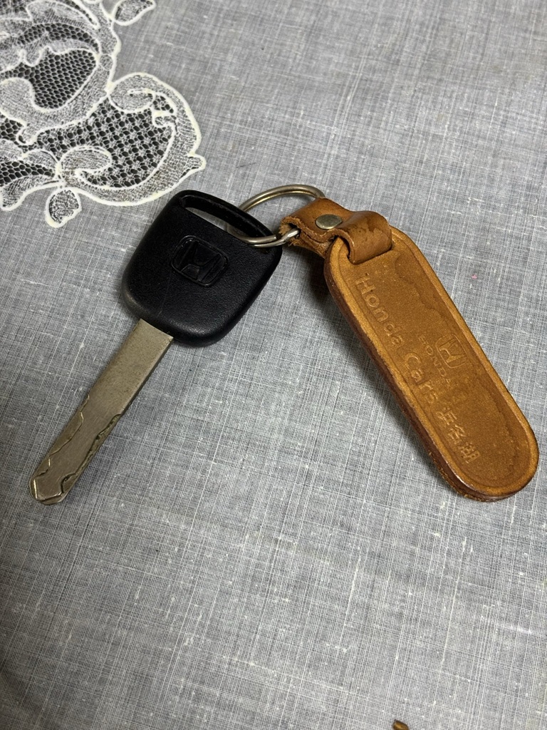 al_somebody's tweet photo. 本日、18年連れ添った愛車を手放して参りました。
ヘッドライトの光量低下、エアコン停止などの諸々の
不具合が重なり、年数も考慮して乗り換えとなりました。
人生で初めて、自分の稼いだお金で買った車。
走行距離10万キロちょっと。
ディーラーさんからも大往生の太鼓判でした… https://t.co/TCokT6n24j