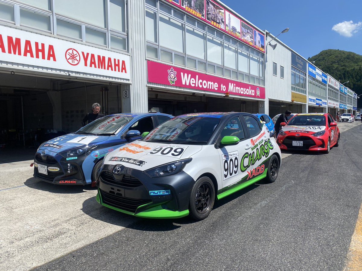 icigo180's tweet photo. 去年の11月最終戦以来の岡山でヤリス合宿（DAY2）無事終了！！

達人と同じ枠で走るのは一昨年ぶり？？？

鈴鹿で仲良くなりきれなかったNEW 909号車もボチボチ良い感じに仕上がってきました！

答え合わせは来月末ですね🙆‍♂️ https://t.co/0Fbtz6tknG