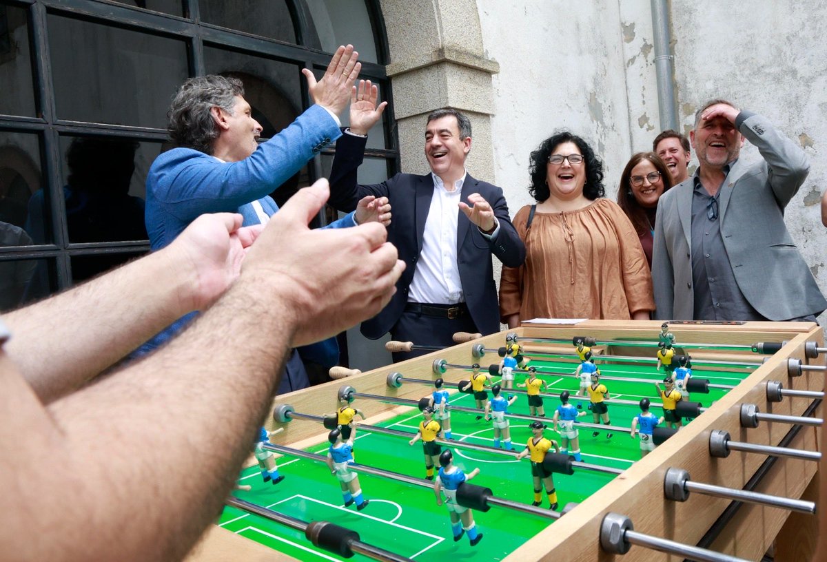 RomanLalin's tweet photo. Ir da man de Valentín Calvín é sinónimo de victoria. Tamén neste futbolín feito polo alumnado. Por algo inventouno un coruñés

Un pracer ir esta semana ata Ortigueira, botar unhas partidas e comprobar o talento dos centros da comarca na II Feira Científico Tecnolóxica do Ortegal https://t.co/nuA5PMYZy6