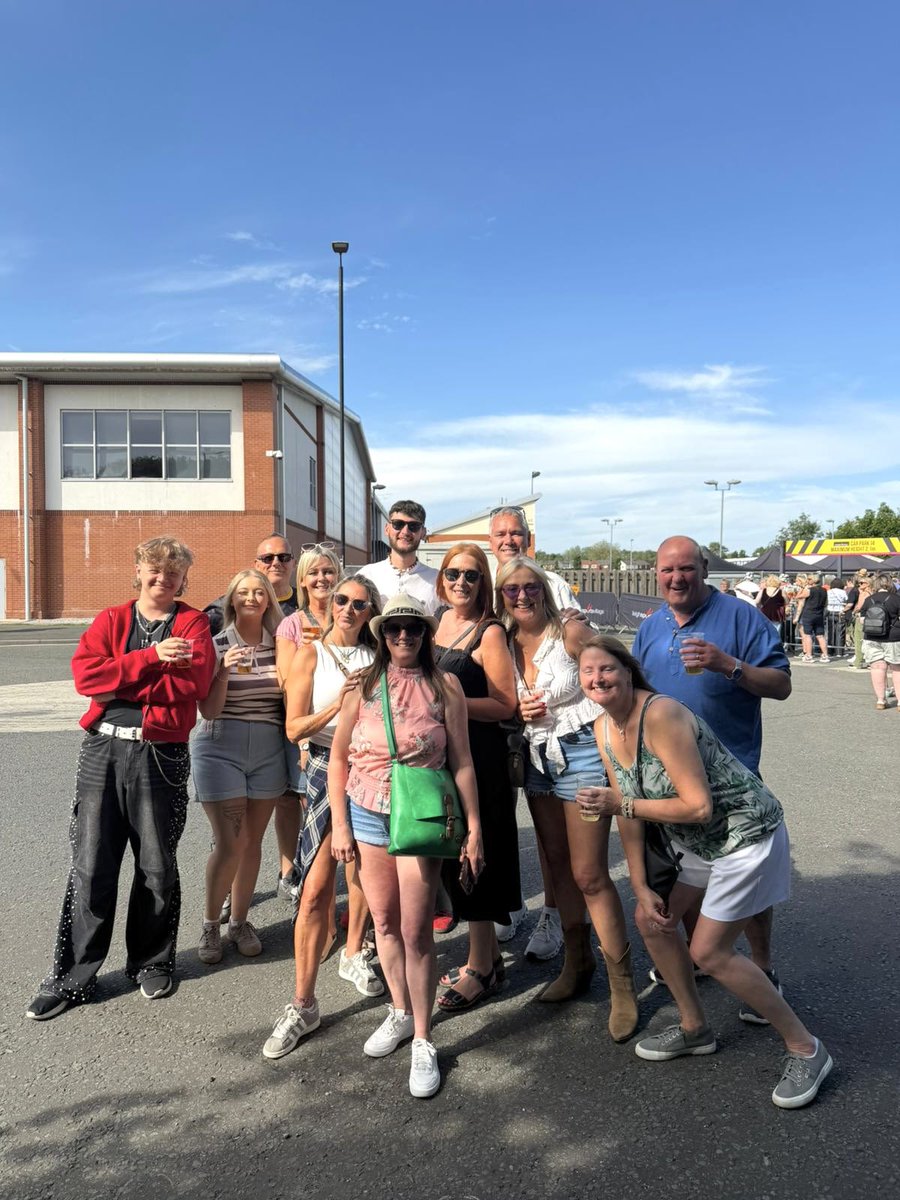 Sam_Knight18's tweet photo. Burtonwood trip out to watch The Lottery Winners at Leigh. Great company, live music and plenty sunshine. What a day 👌 https://t.co/jnB8bWk2Ri