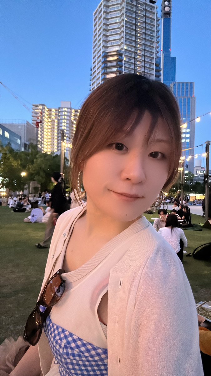 ayumm1231's tweet photo. 先日は友人に誘われてナイトピクニックしてました🤭定期的に開催されてるみたい。知らなかった🤯

皆それぞれ楽しんでる雰囲気がもう楽しかった🍷こういうパブリックイベント好きだなぁ🤤連れ出してくれた友人に感謝🥹🙏（情報弱者😂）
#神戸 #三ノ宮 #night #picnic 🎪 https://t.co/ddB43XrSqK