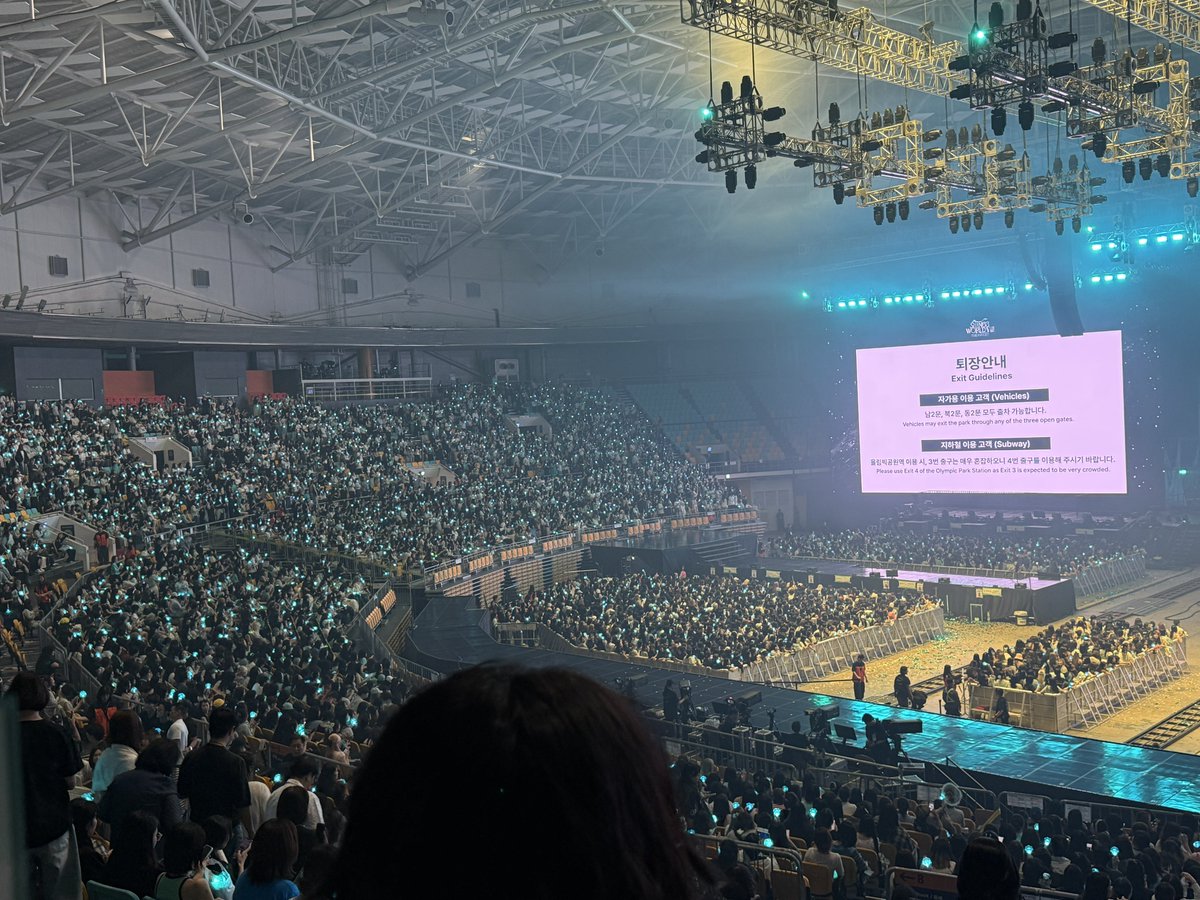 maeng_du's tweet photo. ㅈㄴ웃기게 떼쟁이샤월들 공연끝낫는데도 앵콜앵콜앵콜외치다가 눈치게임져서 결국 퇴장당하는 엔딩 근데 오빵이들 세시간반은 말아주셔야 저희가 떼를 안 씁니다 https://t.co/ojMVdULfXN