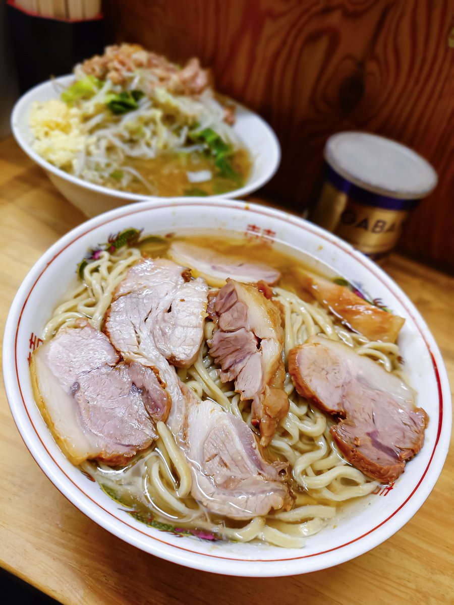 SHO05284559's tweet photo. 🍜ラーメン二郎前橋千代田町店
「前橋市千代田町」
⭕️大豚ラーメン（やわMmZm
夕飯はマエジ〜♡
初手はｷﾞｭﾁ神豚おかずに、、
もりもりの超クタクタ野菜を頬張る!!
豚の旨味溢るるオイリーな非乳化たまらん💜
でろんっでろんになった麺を一気にすするっ…はい覚醒w
もやし生活おわっ！！
大久さん🙏 https://t.co/Ul4i9FF63r
