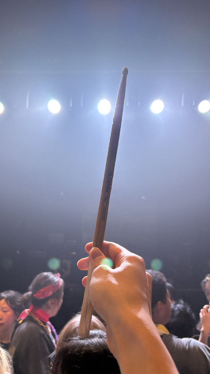 a0r0is's tweet photo. 【速報】
仙台公演にて、2本目のスティック手に入れた。投げたコアくんナイス過ぎる👍
#PD_TOUR2026 https://t.co/7one0CV2XS