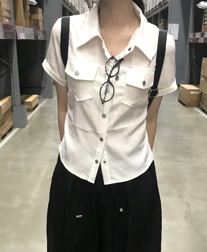sennaw2v's tweet photo. 팔뚝 커버 ㄹㅇ잘되는 슬림핏 셔츠..
쿨링감 있어서 시원한 소재라 여름에 손 정말 자주가는 옷이에요

넥라인 파임정도를 단추로 조절가능하고 허리라인이 잘 잡혀있는 옷이라 통짜허리 스트체형들은 제발 이걸 입어보시길..

https://t.co/FKVMU9NELk https://t.co/AXXN6lPb72