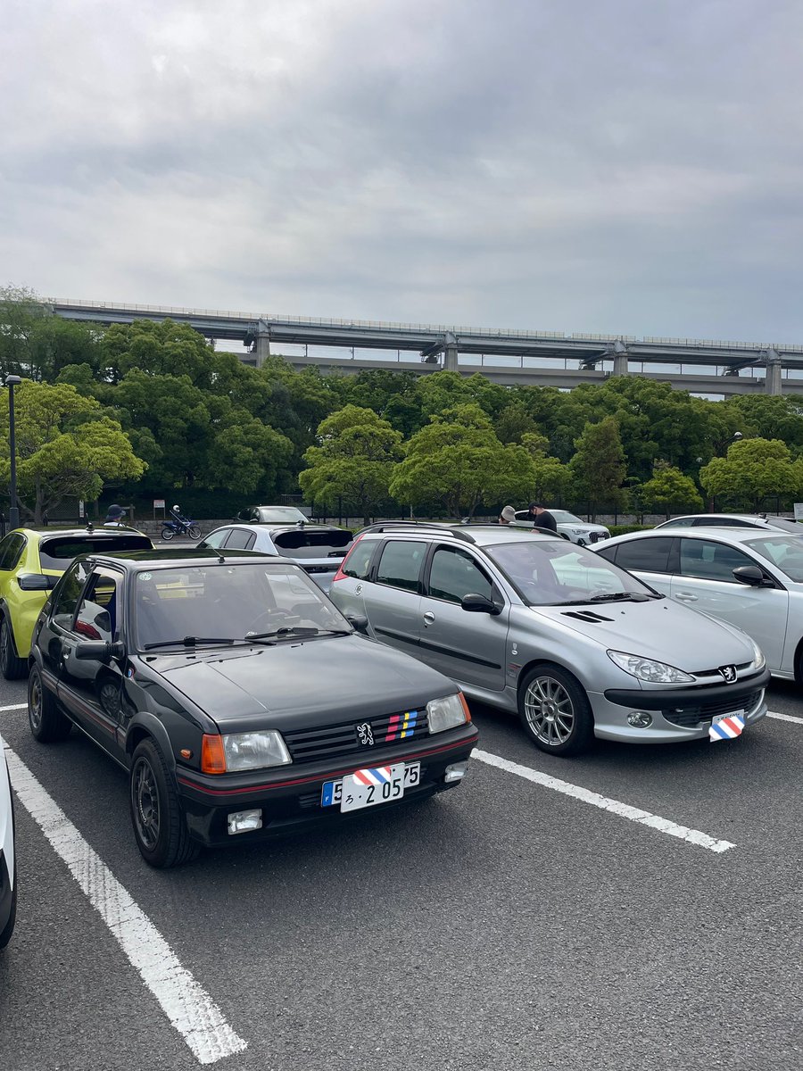 ra5p3's tweet photo. 今日は第2回チラフェス香川です。
大崎の鼻から海岸線のワインディングから会場へ
74台のフランス車が集まりました♪ https://t.co/qXXBbFLxYj
