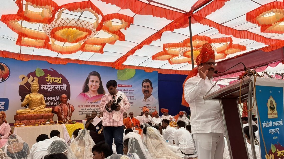 rajeshtope11's tweet photo. 📍 परभणी

सर्वधर्मीय सामूहिक विवाह सोहळा – सामाजिक एकतेचा सुंदर उत्सव ! 

आज परभणी येथे राष्ट्रवादी काँग्रेस पार्टी,शरदचंद्रजी पवार पक्षाचे महाराष्ट्र प्रदेश उपाध्यक्ष व सामाजिक न्याय विभागाचे प्रभारी मा.भीमराव हत्तीअंबीरे यांच्या पुढाकारातून संबोधी अकादमी,महाराष्ट्र आयोजित संबोधी अकादमी महाराष्ट्र
25 वा रौप्यमहोत्सवी सर्वधर्मीय सामूहिक विवाह सोहळा संपन्न झाला.

या विवाह सोहळ्यास उपस्थित राहून नवदांपत्यांना मनःपूर्वक शुभेच्छा दिल्या.समाजातील एकता आणि परस्पर सहकार्याची भावना दृढ करणारा हा उपक्रम खरोखरच प्रेरणादायी आहे.

यावेळी मा.ना.मेघनाताई साकोरे-बोर्डीकर,पक्षाचे जिल्हाध्यक्ष मा.विजयजी गव्हाणे, डॉ. सुक्रे,बन्सीधर शेळके उपस्थित होते.