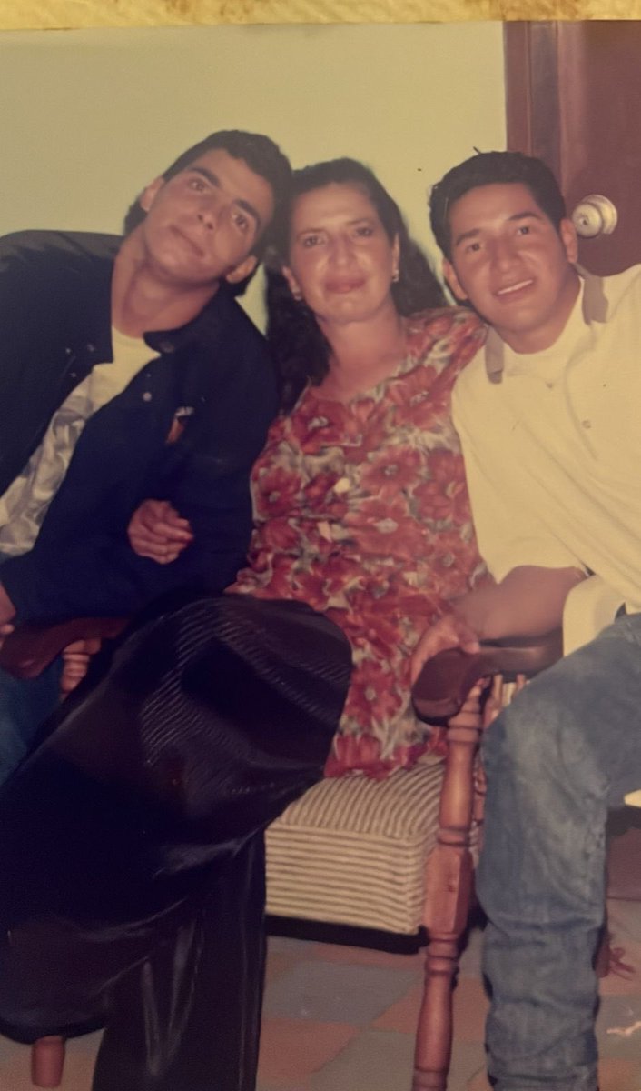 romanjacome's tweet photo. Mamá, aunque ya ha transcurrido largo tiempo desde tu partida, te recuerdo cada día en las pequeñas cosas y te tengo presente. Cuánta falta me haces. https://t.co/NEnkQM3jR6