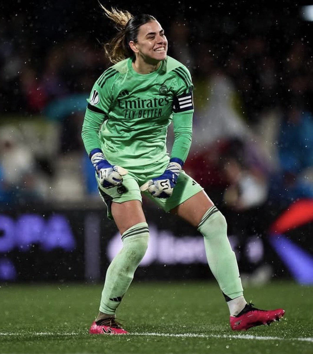 anaislopez23's tweet photo. Perder a Caroline Weir es perder a una de las mejores futbolistas del mundo.

Perder a Misa, además de perder a una gran portera, es quedarte con menos alma, menos pasión, menos amor por este escudo.

Gracias por tanto,
@marisabelrr1 🤍 https://t.co/Yq8CsxSBNA