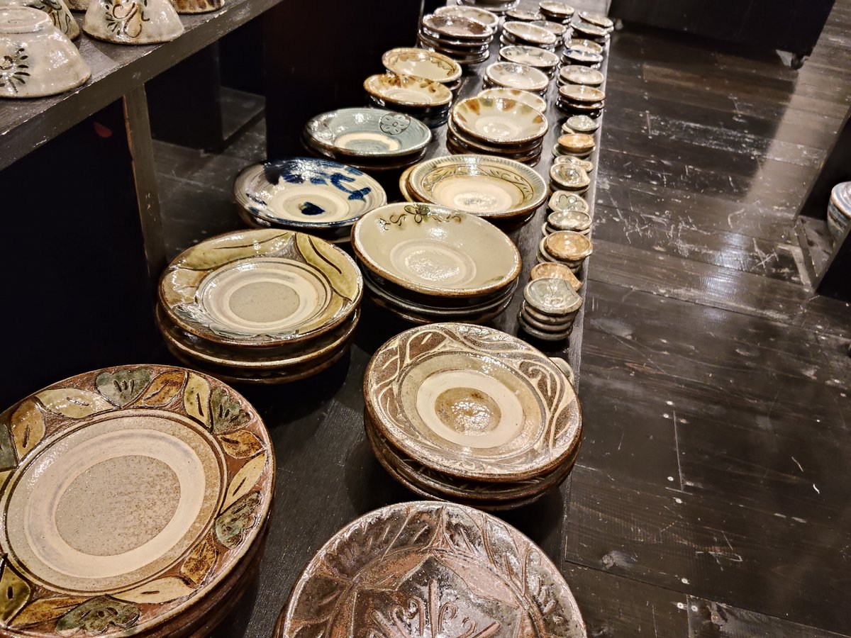 fukurasha's tweet photo. 【新入荷のお知らせ】
サオラのやちむんが入りました。
やや厚手で丸さのある形に、掻き落としや象嵌の文様が大胆でおおらかな印象のうつわです。
マカイ(茶碗)や皿、デミタスカップなど種類もさまざま。
桜坂劇場1Fの売り場にて展開中です。

#ふくら舎 #桜坂劇場 #やちむん #サオラ https://t.co/1uN5TGyF1G