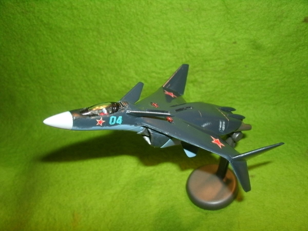 doburokuTAO's tweet photo. #マクロスモデラーズ応募
バンダイ　1/144 ミレーヌバルキリー　ベース

マッスル模型「カリョウビン　ビーム砲搭載型」
　統合戦争末期の南アタリアで、ビーム兵器搭載機同士の空戦が有。その際の反統合軍側の機体。
出典は、戦中に救出された子供達のその後を追った「モズーの娘たち」海皇書房より https://t.co/OhG2T6qLOl