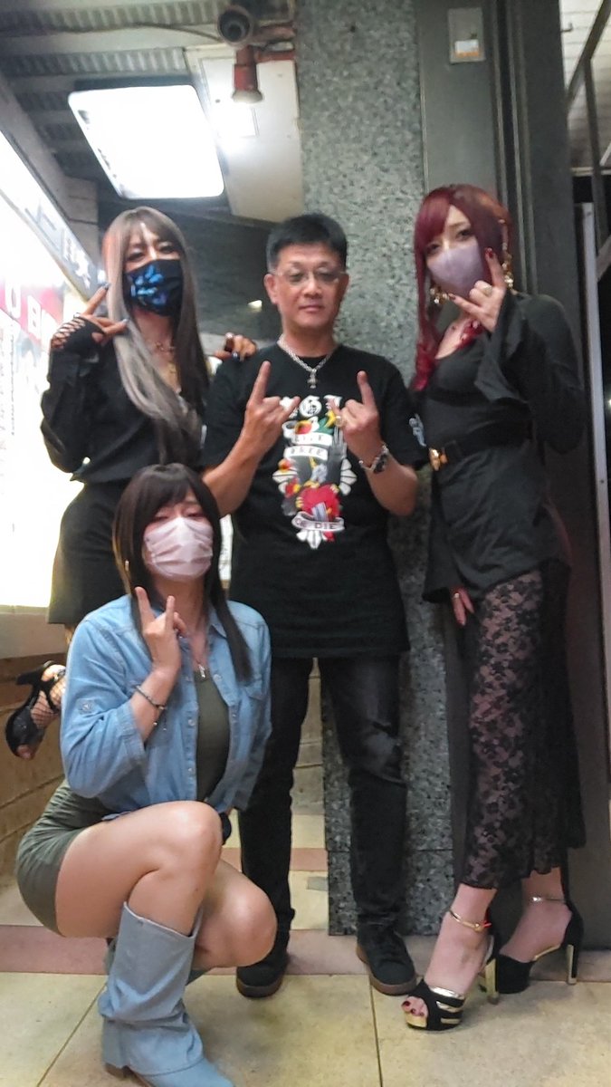 kw421969's tweet photo. 昨日は久しぶりの るるパイセン との変態軍団会議を念願の銀星で開催する事が出来ました🤘😆🤘
茨城遠征第一段✨最高に楽しい1日になりました🤘😆🤘お付き合い頂いた軍団の皆様、とても素晴らしい時間をありがとうございました✨🙇✨
茨城でも、素敵な美女との4ショット アッザァ～ッス✨🤘🤣🤘✨ https://t.co/kX5Bi7xASk