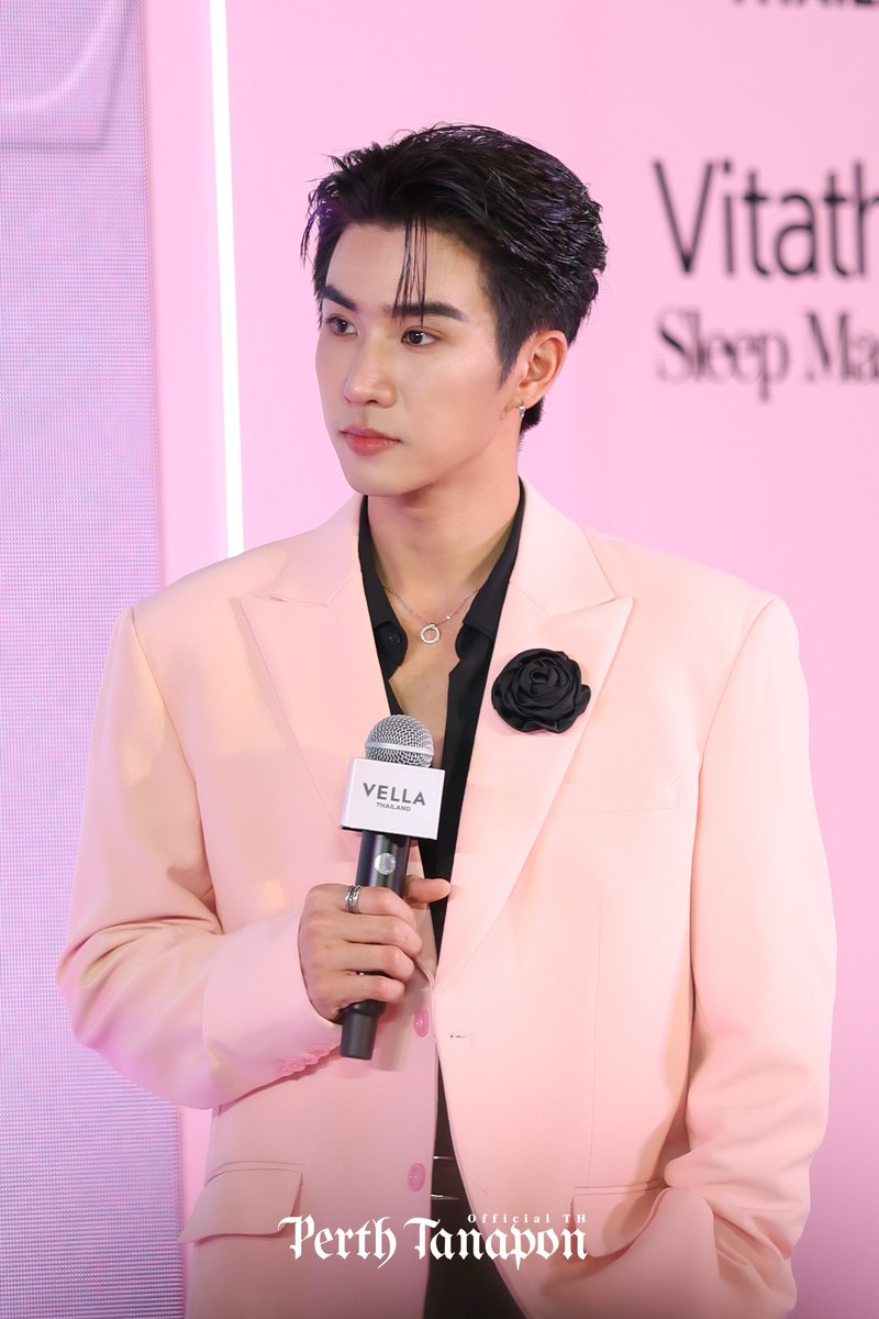 PerthOfficialTH's tweet photo. สูทชมพู❌
สูทหล่อ✅

PERTH X VELLA SLEEPMASK

#CoreOnePrivilegexPerth https://t.co/WRz1vrjnU2