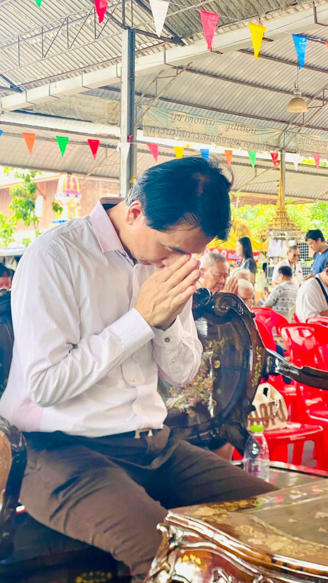 subforfern's tweet photo. ต่อไปนี้เวลา BFFC อ่านเจอคอมเม้นต์แอนตี้ที่สร้างความเสียหายให้น้องและผลงานของน้อง ทั้งพวกส่อเสียด ว่าร้าย ด่าทอ หรือใส่ร้ายด้วยข่าวปลอมต่างๆ ให้นึกถึงภาพที่คุณพ่อน้องเป็นตัวแทนทำบุญใหญ่และกรวดน้ำให้เจ้ากรรมนายเวรที่คิดไม่ดีพวกนั้นแล้วนะคะ หลังจาก���ี้น้องจะทำงานอย่างมีความสุข 🙏🏻🤍 https://t.co/APg7FZxvnr