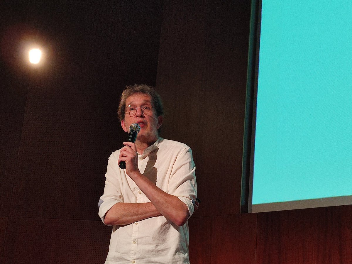 Sc2f2's tweet photo. Joan-Lluís Lluís ens parla de 'Zoocronia' a la #CatCon2026 https://t.co/Wc4o6C6kgS