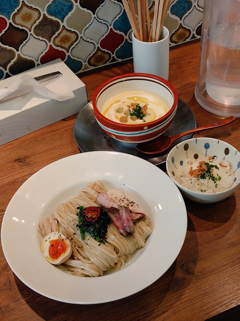 Tanuupy's tweet photo. 静岡県焼津市
麺創房LEO
桑高農園味来コンポタつけ麺　チーズ追い飯
コーンの甘みと香りの舌触り滑らかなスープがコシの強い細麺によく絡む
ズルズル啜っていると時々黒胡椒のカリッとした歯応えと辛味が楽しさ美味さの倍増ドン！
初夏を告げるコンポタつけ麺、季節を味わうのも贅沢のひとつです https://t.co/0fb5AWR1nr