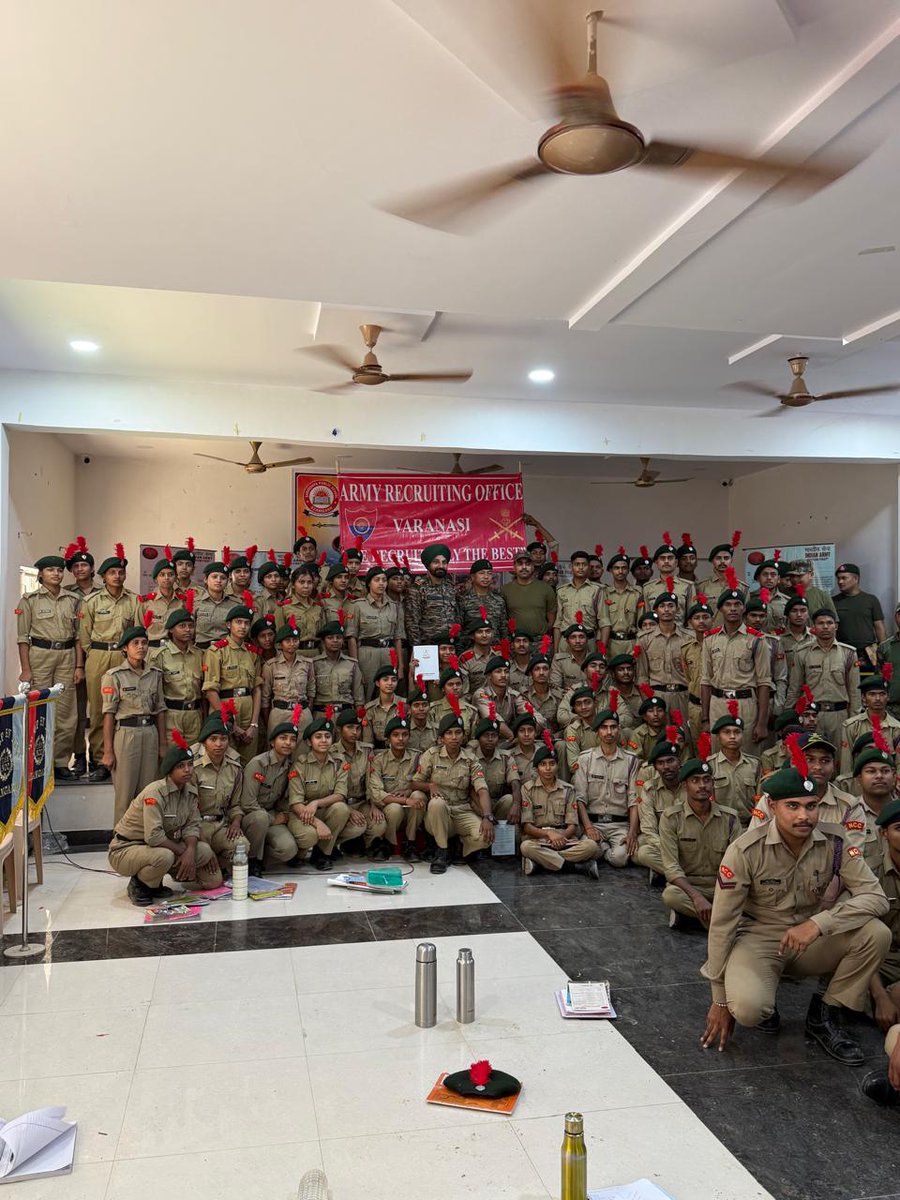 ProDefLko's tweet photo. आजमगढ़ में 99 यूपी बटालियन एनसीसी के कैडेट्स हेतु एआरओ वाराणसी द्वारा प्रेरणादायक व्याख्यान आयोजित किया गया। कैडेट्स को भारतीय सेना में अग्निवीर के रूप में शामिल होने के अवसरों, भर्ती प्रक्रिया, शारीरिक मानकों, लिखित परीक्षा एवं आवश्यक दस्तावेजों की विस्तृत जानकारी दी गई।

(1/2) https://t.co/HBs5Up3404