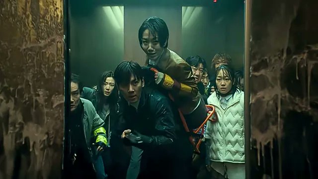 zombietecho's tweet photo. 『新感染』のヨン・サンホ監督によるゾンビ映画『Colony（群体）』が、韓国公開10日目の30日に観客動員300万人を突破。今年の大ヒット作『王と生きる男』を上回るペースで観客を集めている。同作は巨大ショッピングモールに、“集団知能”を備えたゾンビの脅威と、生存者たちの壮絶な脱出劇を描く。 https://t.co/UAIwwrblHN