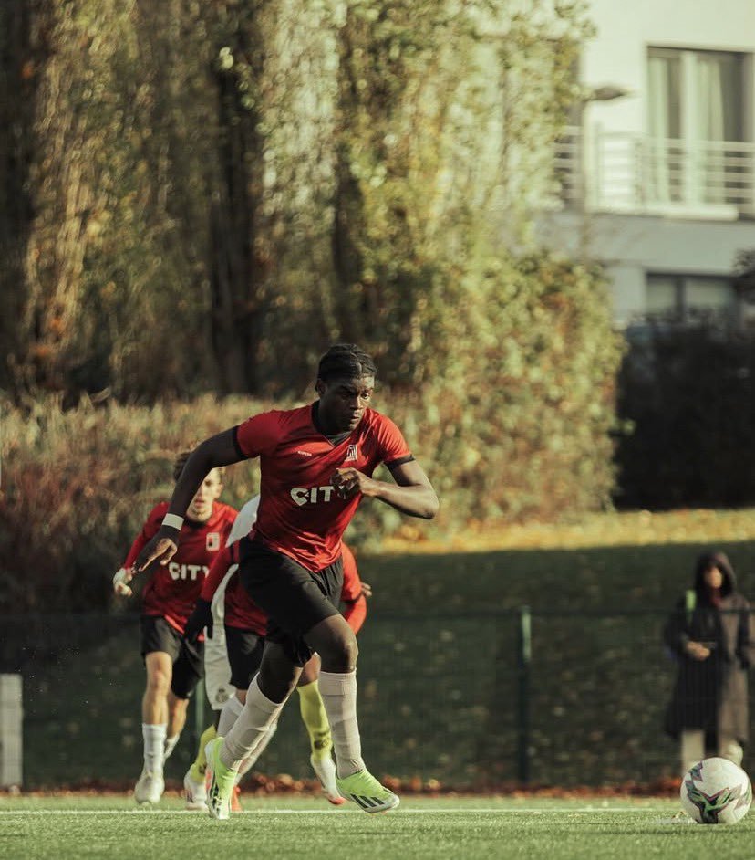 ZebractuMEDIA's tweet photo. UN JEUNE CRACK TRANSFÉRÉ AU SPORTING 💎

Charleroi vient de s'attacher les services de Théo Pungu, 16 ans, au détriment du Sporting d'Anderlecht où il venait de passer un test de trois semaines.

L’attaquant bruxellois sort d'une saison stratosphérique avec les U18 et U21 du RWDM :  45 buts inscrits toutes compétitions confondues ! 😳

Il intègrera directement les Zebra Elites l'année prochaine avec les Diables Rouges U18 en ligne de mire ! 🇧🇪

Bienvenue à Charlouz Théo ! 👊🖤🤍

🗞️ (Walfoot & @NathanWdn)