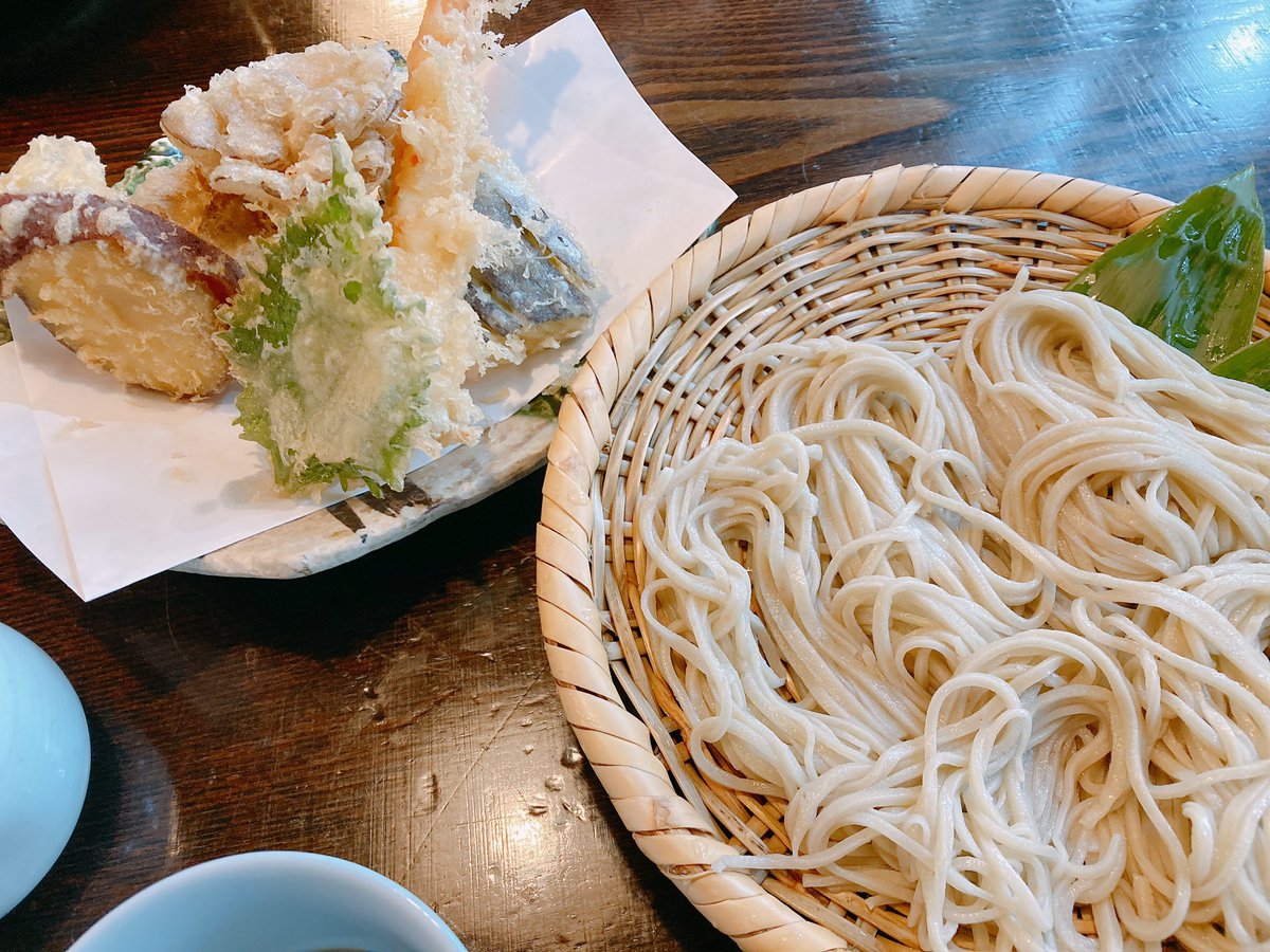 ake5555_pr's tweet photo. 戸隠で食べた天ざるそばの天ぷらが感動の美味しさ💛行列なのも納得！ https://t.co/JtOXZncnkl