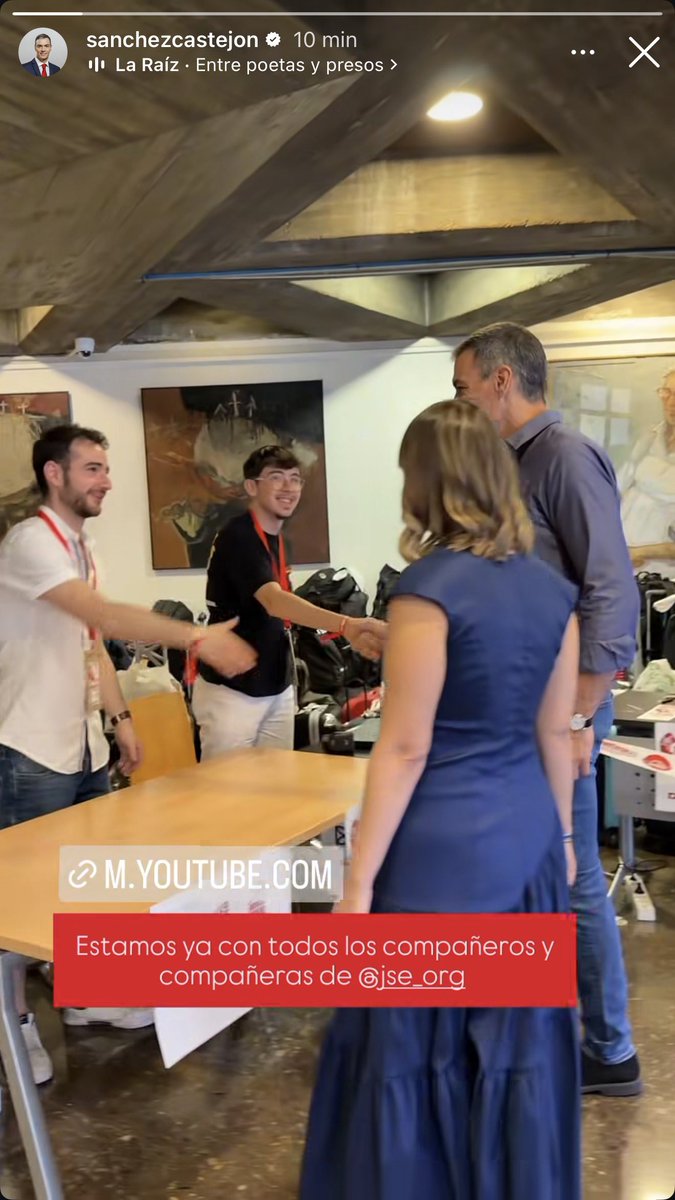 xtomas's tweet photo. Repite conmigo:
▶️ Juntar cuatro planos de un político andando y haciendo saludos protocolarios, y poner música de recurso, NO es hacer un vídeo.
▶️ Si quieres que más gente vea tu evento, emítelo por todas las ventanas (redes sociales) posibles.
▶️ No esperes que nadie, al ver esto, cierre rápidamente la app y vaya a YouTube a ver tu mítin, solo porque tú, por comodidad (o costumbre, dejadez, o cabezonería), solo lo emites por allá. Y si encima es joven, mucho menos aún.
▶️ ¿De verdad crees que puedes llegar a la gente joven repitiendo los mismos clichés (mítines con un atril), formatos (unidireccionales, sin participación, activismo o captación de datos) y contenidos (cortes para la prensa) que haces para los "no jóvenes"?