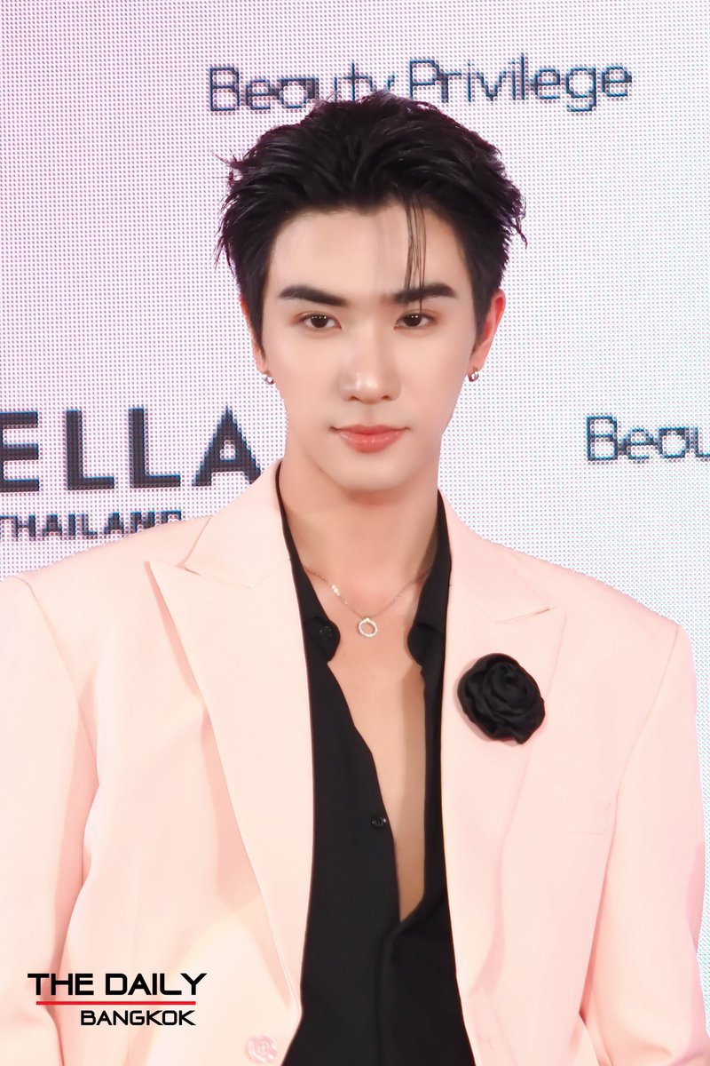 thedailybkk's tweet photo. หล่อมาก "เพิร์ธ - ธนพนธ์" ในงาน "CORE ONE PRIVILEGE GRAND OPENING" พร้อมสัมผัสประสบการณ์ใหม่ของ "สลีปมาสก์แบบแคปซูล" ครั้งแรกในประเทศไทย

PERTH X VELLA SLEEPMASK

#CoreOnePrivilegexPerth
#PerthTanapon https://t.co/jGuoiAMyEt