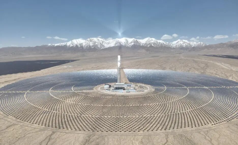 CGN_FR's tweet photo. Située dans le bassin de Qaidam, Delingha signifie « monde d'or » en mongol. Avec une moyenne de 3 200 heures d'ensoleillement par an et un rayonnement solaire annuel total moyen de 7 000 mégajoules par mètre carré, ses ressources solaires exceptionnelles justifient pleinement le terme « or ». D'innombrables panneaux solaires d'un blanc argenté réfléchissent la lumière du soleil, convertissant la chaleur intense en un flux continu d'électricité propre, ensuite distribuée à grande échelle : une image saisissante du développement fulgurant de l'industrie solaire thermique à Delingha. En 2024 et 2025, la centrale de démonstration de Delingha a produit respectivement 141 millions de kWh et 146 millions de kWh d'électricité, assurant au réseau une production de base propre et stable, ainsi qu'une capacité d'écrêtement des pointes de consommation. Des projets pilotes aux projets à grande échelle, forte de son expérience et de ses succès dans la recherche de l'énergie solaire dans le désert de Gobi, en haute altitude, CGN a progressivement développé une « expérience Delingha » mature, reproductible et adaptable à grande échelle dans le domaine du solaire thermique. #ÉnergieSolaire ; #ÉnergieChine ; #ÉnergieDuFutur