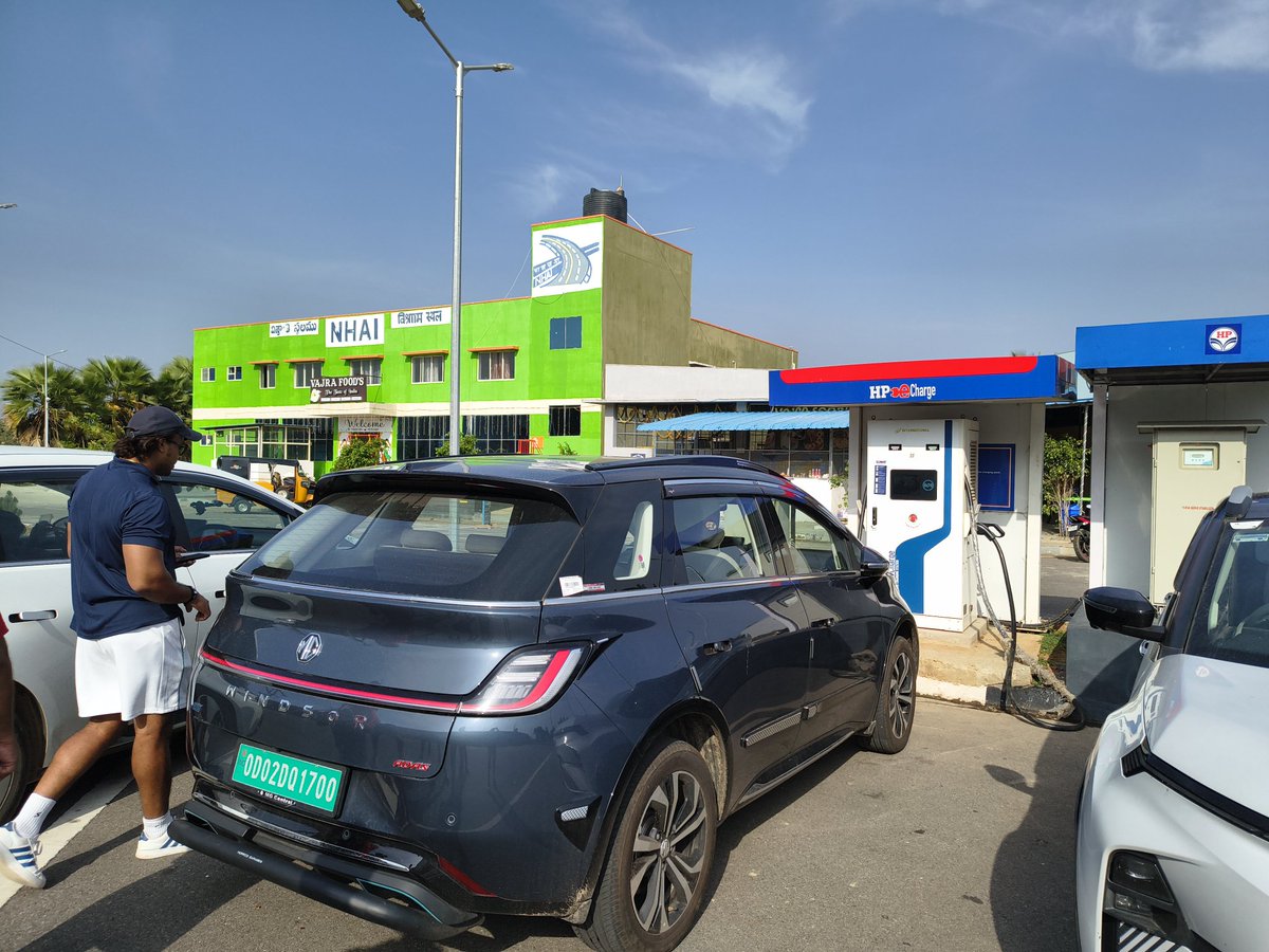 DeepakK99228773's tweet photo. @HPCL hPoor EV charging at Haripuram HP station (NHAI Rest). Facility trips whenever 2 cars charge simultaneously, causing delays. Fix infrastructure urgently. https://t.co/2EUWh3MRz1