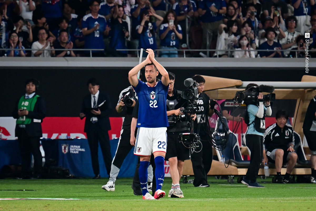 SoccerKingJP's tweet photo. 〜🇯🇵𝐎𝐮𝐫 𝐋𝐞𝐠𝐞𝐧𝐝𝐚𝐫𝐲 𝐂𝐚𝐩𝐭𝐚𝐢𝐧 𝐌𝐚𝐲𝐚 𝐘𝐨𝐬𝐡𝐢𝐝𝐚©〜

吉田麻也の功績を称え、拍手喝采の国立競技場👏　日本代表通算127試合目の役目を終えて伊藤洋輝と交代しました💐

📸@kanadashimpei https://t.co/MiEcpL343A