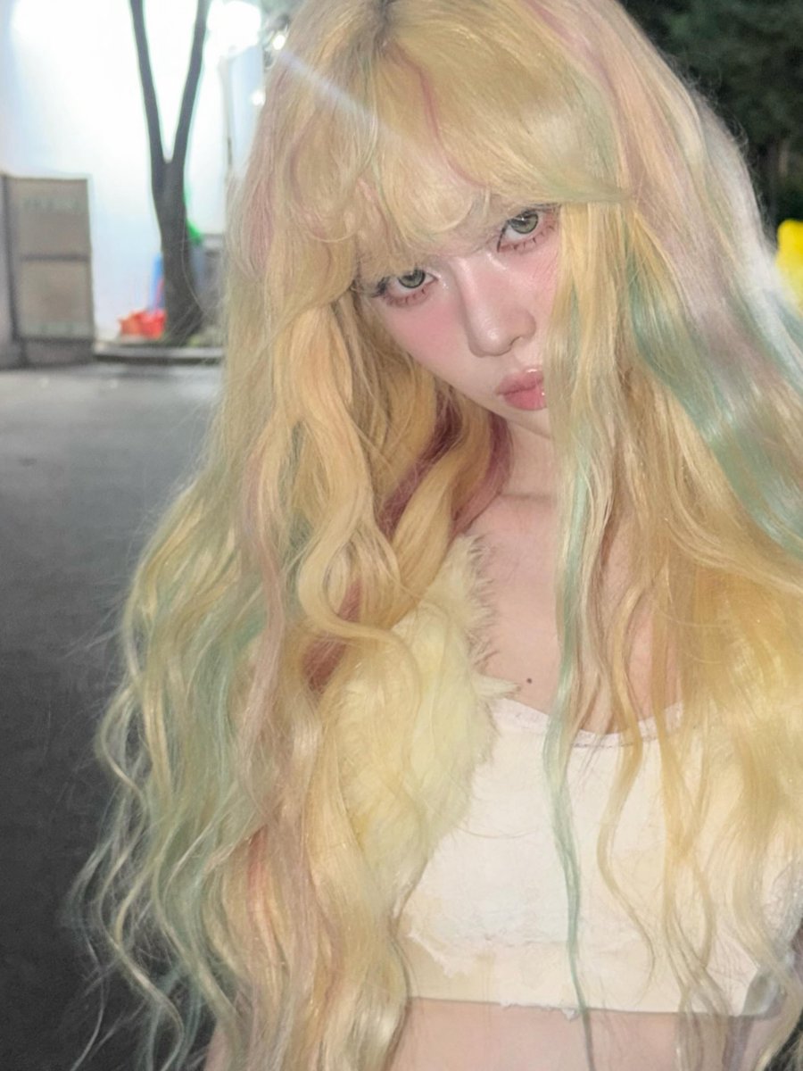 redr003's tweet photo. 오늘 머리도 살짝 볶아지고 알록달록 피스도 보이고 인간 포실핑 같음😆 https://t.co/jo6qgD8e3v