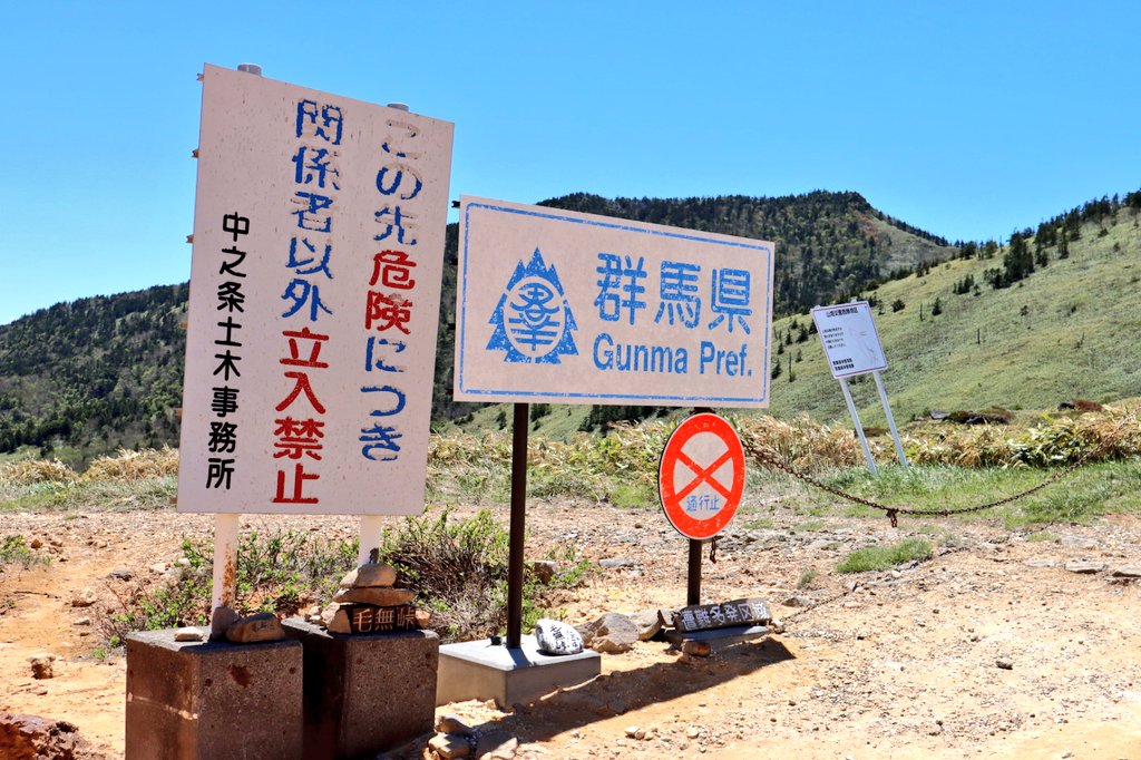 StHammer1982's tweet photo. 好天に恵まれ、長野ツーリング
看板の有名な毛無峠、善光寺、川中島古戦場跡と巡りましたが、正直ゆっくりちゃんと見て回れなかった悔しさもあり
次は泊まりで来てみるのもアリかな？
 #毛無峠  #CBR650R https://t.co/TdQUxh1sxi