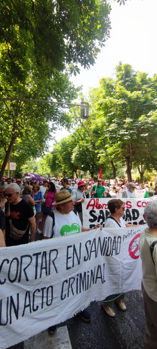 asamcarabanchel's tweet photo. Multitudinaria manifestación por la Sanidad publica!
No queremos empresas privadas en la pública, necesitamos que los recursos públicos se queden en lo publico
No vamos a parar, estamos defendiendo nuestra sanidad! https://t.co/B4z3o22UxR