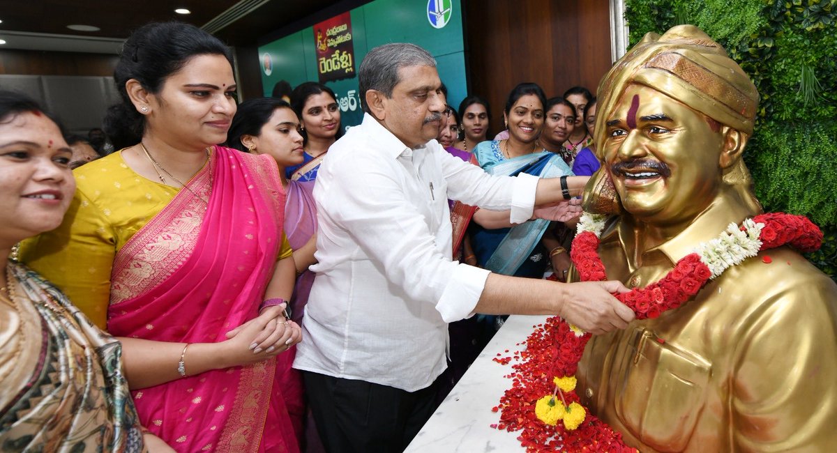 syamalaAre's tweet photo. ఈరోజు 
తాడేపల్లి @YSRCParty పార్టీ కేంద్ర కార్యాలయంలో "మోసానికి రెండెళ్ళు" పేరిట రాష్ట్ర మహిళా విభాగం అధ్యక్షురాలు @VaruduKalyani గారి అధ్యక్షతన జరిగిన సమావేశంలో పాల్గొనడం జరిగింది. https://t.co/wgMm6mpCY5