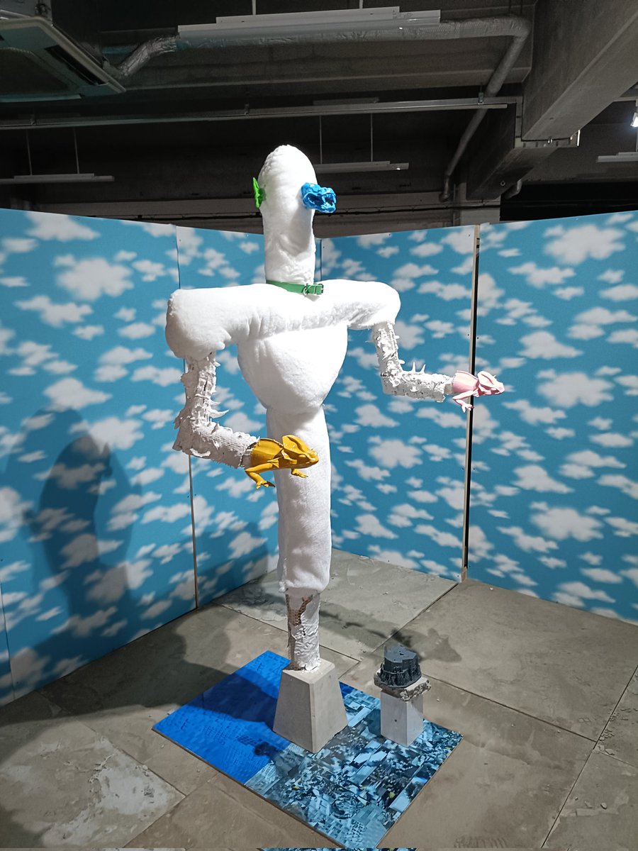hidesys's tweet photo. 北加賀屋の造船場跡を芸術用スペースに改造した場所で、大きな作品が贅沢に空間を使って展示されてて面白かったです〜

玉住聖・井上剛志の、デカい天使と死神？みたいな像がすごく好きでした。それぞれ44万円と、55万円（税込）でした。 https://t.co/6OaZzro4Ow