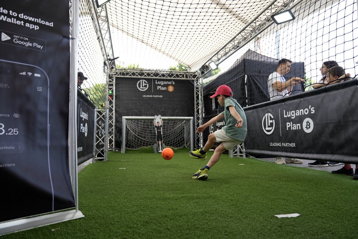 LuganoPlanB's tweet photo. Il weekend di festa continua alla #AILArena! 🌟 Atmosfera fantastica ieri per l'apertura della nuova casa del @FCLugano1908 .
Se te lo sei perso, hai tempo anche oggi! Ti aspettiamo al Fan Village allo stand di Plan ₿ per sfidare il #RoboKeeper e vincere premi esclusivi! 🤖⚽
#FCLugano #LuganoPlanB
@luganomycity @LuganoEventi @giacomozucco