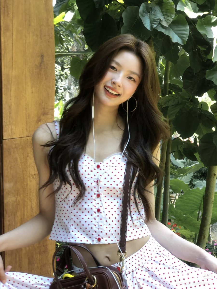 wonciverse's tweet photo. I'm obsessed with these two photos of her. https://t.co/kap99ap42f