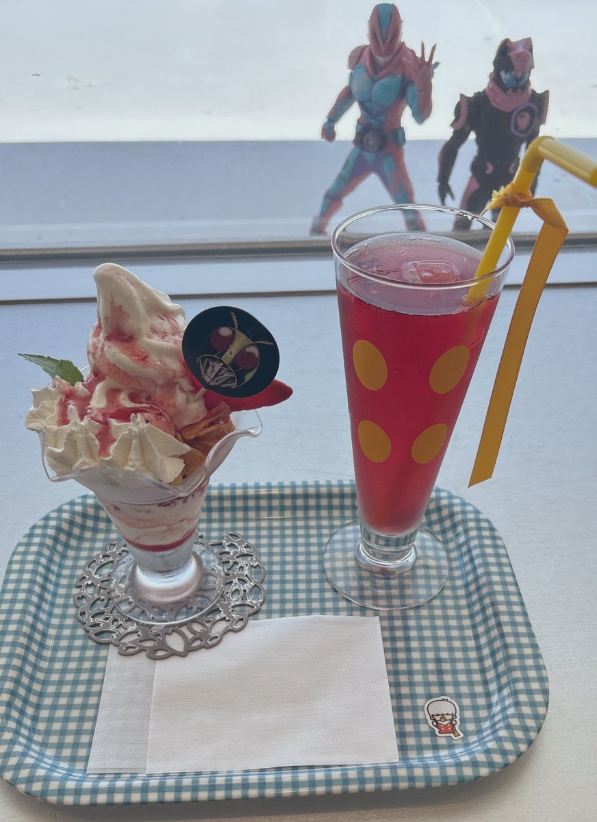 CosmoLibres1024's tweet photo. キャラカフェのスイーツに加えて、長年どんな味なのかと気になってた鯨肉もここで遂に・・・昔の給食では何度か出ていたらしいけど、まるで牛肉みたいな歯ごたえだった🤔🐳
あと、待機中の番号札で思わずグッと来たのもまた然り🙏🏷️
#石ノ森萬画館 https://t.co/Uv3lW0YkAJ
