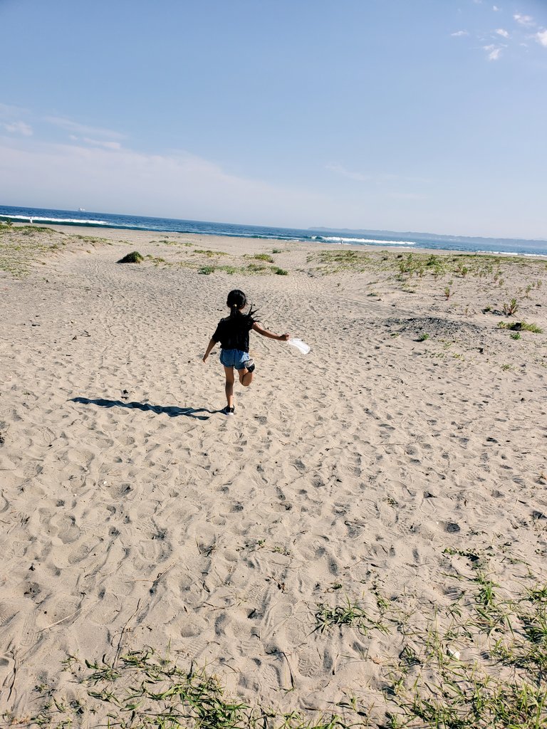daisusakekasu's tweet photo. ひとけのない静かな海にいったんだけど、海岸のはじに座って海を眺めながら日傘で相合傘してお酒飲んでる老夫婦いてめちゃくちゃいいなァ～～～～～～～～ってなった🙌 https://t.co/fmKnxUt97d