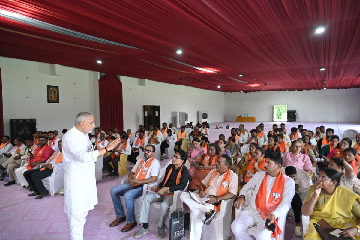 iJagdishBJP's tweet photo. આજે બાયડ ખાતે અરવલ્લી જિલ્લાના નવનિયુક્ત હોદ્દેદારો અને ચૂંટાયેલા પ્રતિનિધિઓ સાથે મુલાકાત કરી અને સંગઠનને વધુ મજબૂત બનાવવા અંગે સાર્થક સંવાદ કર્યો.

સૌ નવનિયુક્ત પદાધિકારીઓ અને જનપ્રતિનિધિઓને ઉજ્જવળ કાર્યકાળ માટે હાર્દિક શુભેચ્છાઓ પાઠવી. https://t.co/WJyxdsv2Lo