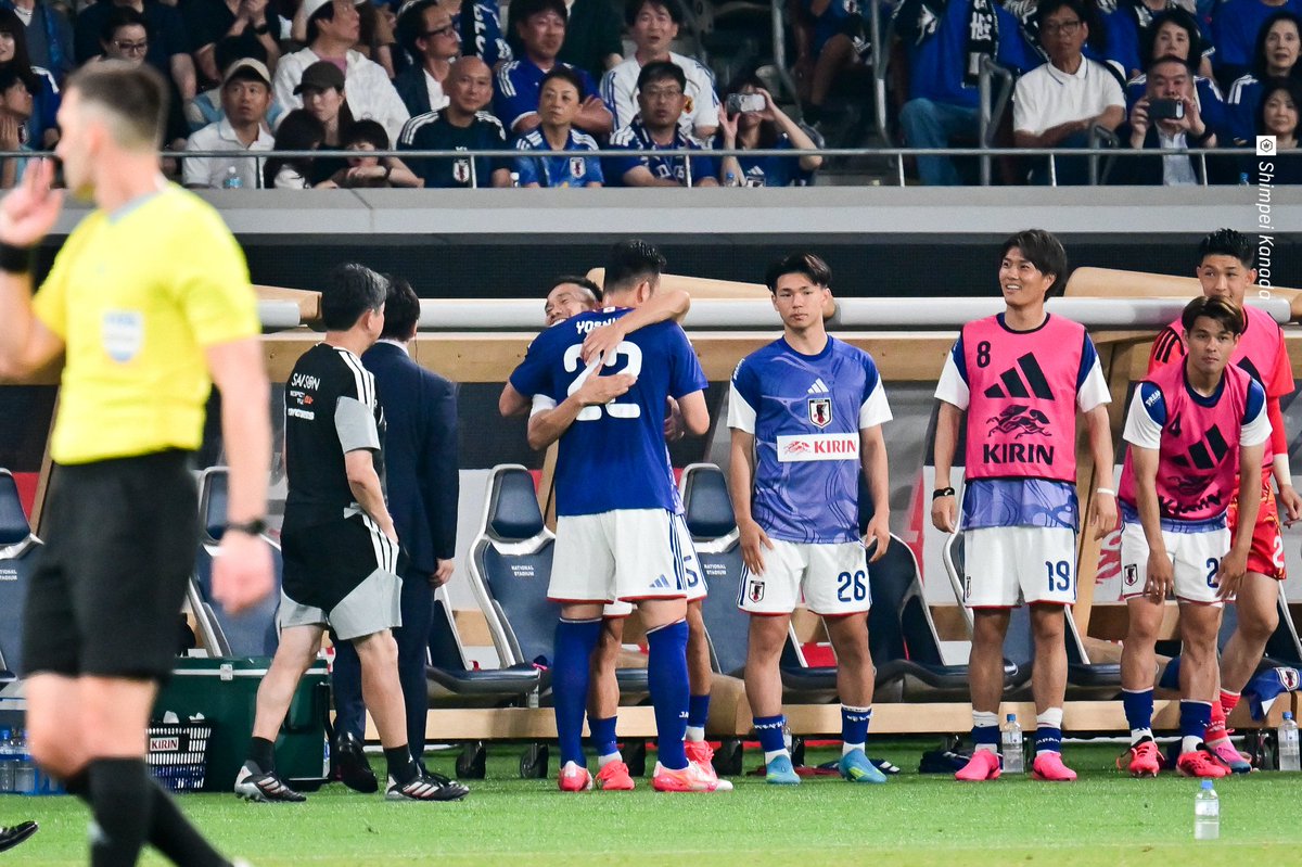 SoccerKingJP's tweet photo. 〜🇯🇵𝐎𝐮𝐫 𝐋𝐞𝐠𝐞𝐧𝐝𝐚𝐫𝐲 𝐂𝐚𝐩𝐭𝐚𝐢𝐧 𝐌𝐚𝐲𝐚 𝐘𝐨𝐬𝐡𝐢𝐝𝐚©〜

吉田麻也の功績を称え、拍手喝采の国立競技場👏　日本代表通算127試合目の役目を終えて伊藤洋輝と交代しました💐

📸@kanadashimpei https://t.co/MiEcpL343A